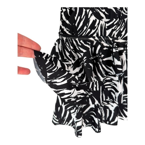 Island Escape Women's Tiered Tankini Top
Black/White Style 14508 Removable Strap - Picture 6 of 10